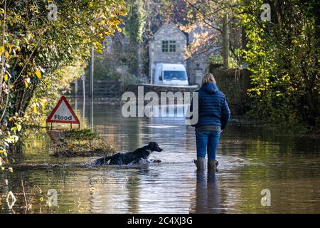 Überflutete Straßen im Dorf Cerney Wick nach mehr heftigen Regenfällen während einer extrem feuchten Herbstsaison in Großbritannien. Stockfoto