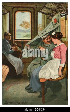 Historische Postkarte: Militärischer Humor, 'Gegenintelligenz' eine ältere Frau spioniert ein Liebespaar im Zug, Weltkrieg 1914-1918 Stockfoto