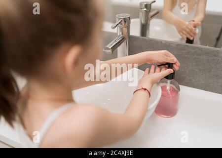 Ein nettes kleines Mädchen, das sich die Hände wäscht. Schutz vor Infektionen und Viren. Hände higiene Stockfoto