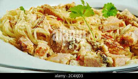 Spaghetti con Pesto alla trapanese, sizilianische Pasta-Sauce mit frischem Basilikum, rohen Tomaten, Mandeln, Pecorino und Olivenöl. Stockfoto