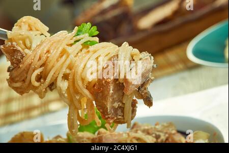 Spaghetti con Pesto alla trapanese, sizilianische Pasta-Sauce mit frischem Basilikum, rohen Tomaten, Mandeln, Pecorino und Olivenöl. Stockfoto