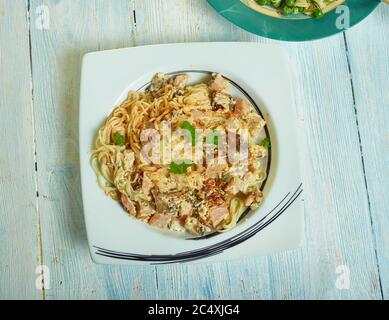 Spaghetti con Pesto alla trapanese, sizilianische Pasta-Sauce mit frischem Basilikum, rohen Tomaten, Mandeln, Pecorino und Olivenöl. Stockfoto