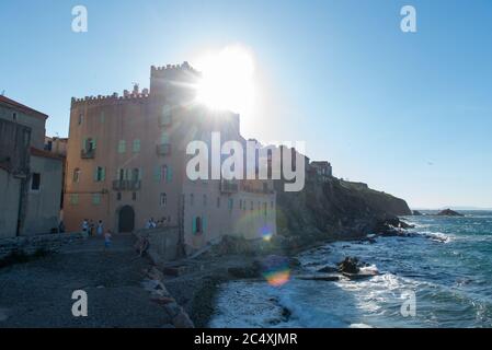 Coliure, Frankreich : 2020 juni 22 : Menschen in der Altstadt von Collioure, Frankreich, ein beliebter Ferienort am Mittelmeer. Stockfoto