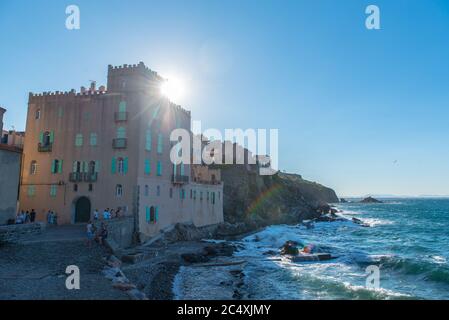 Coliure, Frankreich : 2020 juni 22 : Menschen in der Altstadt von Collioure, Frankreich, ein beliebter Ferienort am Mittelmeer. Stockfoto