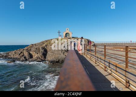 Colioure, Frankreich - 21. Juli 2020: Touristen in der Nähe der Kapelle des Heiligen Vinzenz im Meer von Collioure in Südfrankreich. Stockfoto