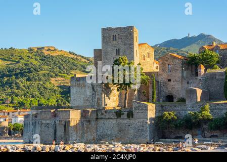 Coliure, Frankreich : 2020 juni 22 : Altstadt von Collioure, Frankreich, ein beliebter Ferienort am Mittelmeer, Panoramablick auf die königliche Burg in Stockfoto