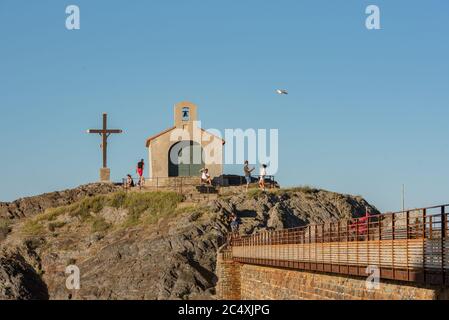 Colioure, Frankreich - 21. Juli 2020: Touristen in der Nähe der Kapelle des Heiligen Vinzenz im Meer von Collioure in Südfrankreich. Stockfoto