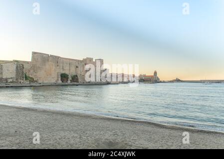 Coliure, Frankreich : 2020 juni 22 : Altstadt von Collioure, Frankreich, ein beliebter Ferienort am Mittelmeer, Panoramablick auf die königliche Burg in Stockfoto