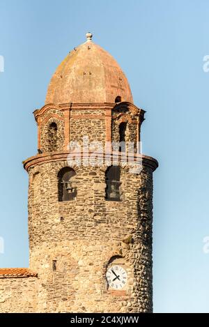 Schöner Herbsttag in der touristischen Stadt Colliure in Okzitanien, auf der Rückseite die Kirche Notre dames des Anges, Frankreich. Stockfoto