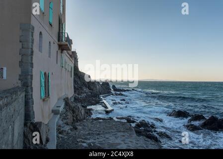 Coliure, Frankreich : 2020 juni 22 : Menschen in der Altstadt von Collioure, Frankreich, ein beliebter Ferienort am Mittelmeer. Stockfoto