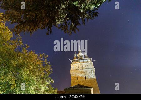 SIGHISOARA, RUMÄNIEN - um 2020: Alte mittelalterliche Stadt Nachtsicht mit Sternenhimmel. Schöner Touristenort in Osteuropa. Berühmte alte mittelalterliche Stockfoto