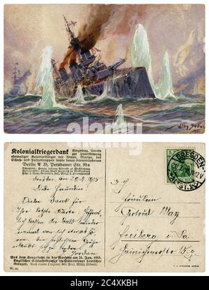 Deutsche historische Postkarte: Seeschlacht in der Nordsee. Englischer Kreuzer unter Beschuss deutscher Kreuzer, Kaiserliche Deutsche Marine, 24. Januar 1915 Stockfoto