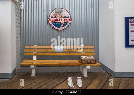 Santa Monica, California, USA - 12. Juni 2015: Blick auf das Restaurantgebäude, Bubba Gump Shrimp Co. Am Santa Monica Beach Pier. Stockfoto