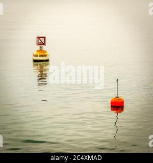 Boje schwimmend auf dem Genfer See. Schweiz. Europa Stockfoto