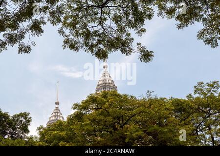 Kuala Lumpur, Malaysia - UM 2017: Blick auf KLCC oder Petronas Towers, auch bekannt als die Petronas Twin Towers, sind Zwillingshochhäuser in Kuala Lumpur. Stockfoto