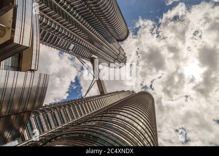 Kuala Lumpur, Malaysia - UM 2017: Blick auf KLCC oder Petronas Towers, auch bekannt als die Petronas Twin Towers, sind Zwillingshochhäuser in Kuala Lumpur. Stockfoto