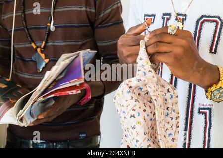 Politische Flüchtlinge und afrikanische Einwanderer arbeiten an der Schneiderei der gemeinnützigen Vereinigung im Süden Italiens, Neapel. Stockfoto