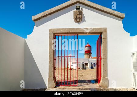 Tor zum Leuchtturm am Cabo de Sao Vicente, Algarve, Portugal Stockfoto
