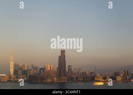 HONGKONG, CHINA - UM 2020: Skyline von Hongkong und Victoria Harbour am Morgen. Sonnenuntergang über der Bucht von Hongkong an einem klaren Tag Stockfoto
