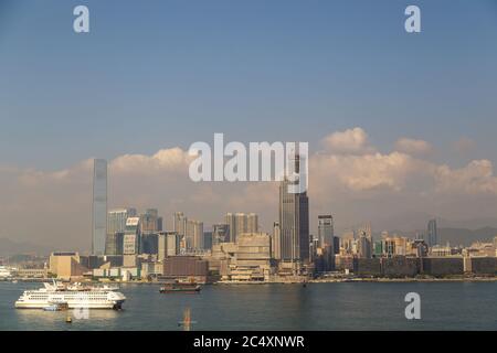 HONGKONG, CHINA - UM 2020: Skyline von Hongkong und Victoria Harbour am Morgen. Sonnenuntergang über der Bucht von Hongkong an einem klaren Tag Stockfoto