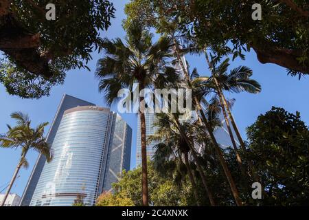 HONGKONG, CHINA - UM 2020. Bank of China Tower und ICBC Gebäude, Ansicht von unten. Konzept der modernen Stadt und Architektur Stockfoto