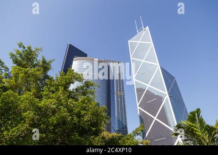 HONGKONG, CHINA - UM 2020: Bank of China Tower und ICBC Gebäude, Ansicht von unten. Konzept der modernen Stadt und Architektur Stockfoto
