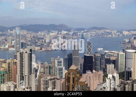HONGKONG, CHINA - UM 2020: Atemberaubende Aussicht auf Hongkong vom Victoria Peak Stockfoto