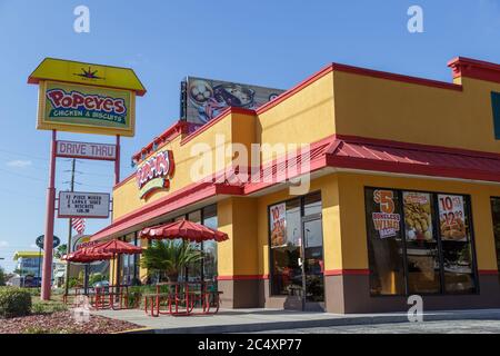 Orlando, Florida, USA - UM 2019: Das Popeyes Restaurant Building, das seit Jahren gebratenes Huhn und New Orleans Küche serviert, fügt nun eine Tradition hinzu Stockfoto