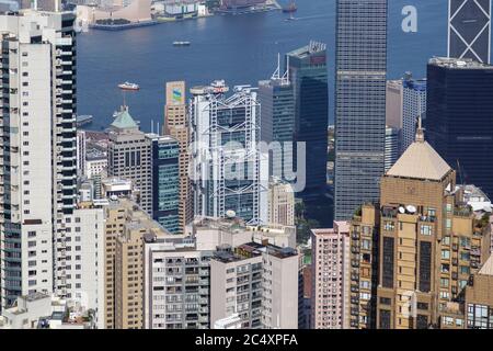 HONGKONG, CHINA - UM 2020: Atemberaubende Aussicht auf Hongkong vom Victoria Peak Stockfoto