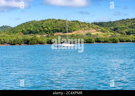 Segelboot vor der Küste von Puerto Rico verankert Stockfoto