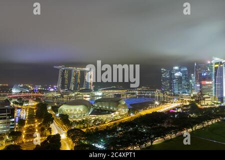 SINGAPUR - 23. JUNI 2018: Marina Bay Sands Hotel und Kunst- und Wissenschaftsmuseum in der Sommernacht. Fogy Night in Singapur Stockfoto