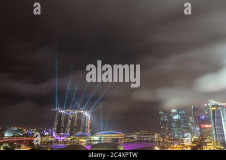 SINGAPUR - 23. JUNI 2018: Marina Bay Sands Hotel und Kunst- und Wissenschaftsmuseum in der Sommernacht. Fogy Night in Singapur Stockfoto
