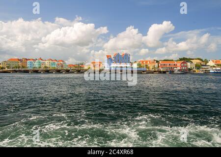 WILLEMSTAD, CURACAO - 22. NOVEMBER 2007: Willemstad mit den bunten Häusern von Otrobanda und der berühmten Königin Emma Brücke über das blaue Wasser des Th Stockfoto