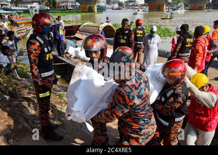 Rettungskräfte tragen Leichen von Opfern nach dem Start, der am 29. Juni 2020 im Buriganga River in Dhaka, Bangladesch, gekentert wurde. Mindestens 30 Menschen starben Stockfoto