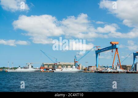 Kieler Hafen mit Kriegsschiff Neubauten in der Werft Deutsche Schiffswerften Stockfoto