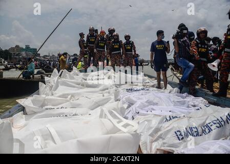 Dhaka, Bangladesch. Juni 2020. (ANMERKUNG DES HERAUSGEBERS: Bild zeigt den Tod) geborgte Leichen von Abschussopfern, die vom Buriganga River gesammelt wurden.EIN Passagierschiff (Abschussschiff) wurde von einem anderen Abschuss getroffen und sank im Buriganga River in der Nähe des Dhaka River Port. Bisher wurden 30 Leichen gefunden. Angenommen, dass viele weitere Leichen in dem versenkten Start stecken. Das versunkene Schiff transportete fast 100 Passagiere. Die Rettungsaktion läuft noch. Kredit: SOPA Images Limited/Alamy Live Nachrichten Stockfoto