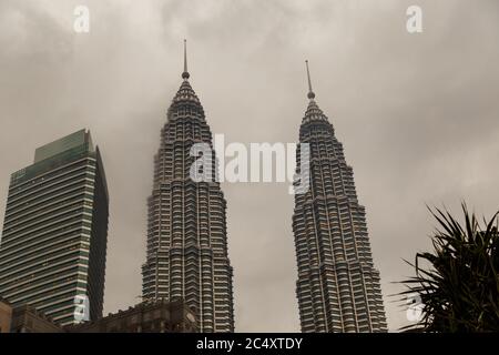 Kuala Lumpur, Malaysia - UM 2017: Blick auf KLCC oder Petronas Towers, auch bekannt als die Petronas Twin Towers, sind Zwillingshochhäuser in Kuala Lumpur. Stockfoto