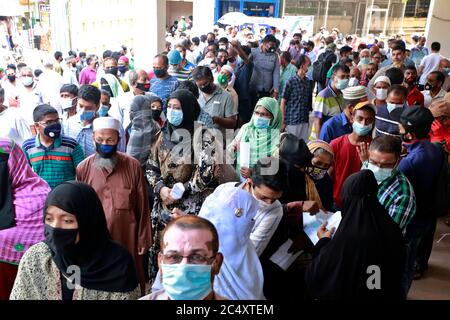 Dhaka, Bangladesch - 29. Juni 2020: Ohne die soziale Distanzierung aufrecht zu erhalten, stehen die Menschen in Schlangen, um ihre Wasserrechnungen im Büro von Jatrabari zu bezahlen Stockfoto