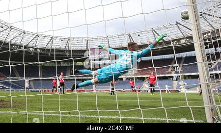 Hannover, Deutschland. 28. Juni 2020. firo: 28.06.2020, Fußball, 2.Bundesliga, Saison 2019/2020, Hannover 96 - VfL Bochum 2: 0 Chance Bochum gegen Torwart Martin HANSEN, Hannover, Pfostenschuss, Remote, Hintertor Quelle: dpa/Alamy Live News Stockfoto