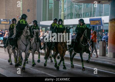 Fußball-Hooligans aus allen Niederlanden kamen in Massen für geplante Unruhen in Den Haag, heute Nachmittag. Sonntag, 21st. Juni 2020 Stockfoto