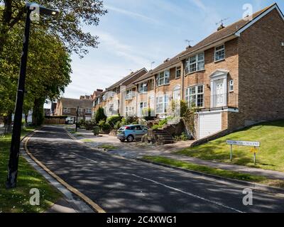 Eastbourne Vororte. Eine typische Vorstadtreihe von Häusern, um 1970, an einem sonnigen Tag in der East Sussex Stadt an der englischen Südküste. Stockfoto