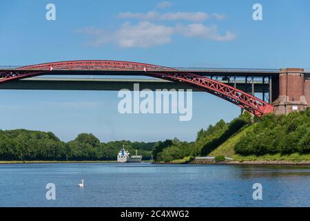 Nord-Ostsee-Kanal. Schiffe passieren die Levensauer Hochbrücke in Kiel-Suchsdorf Stockfoto