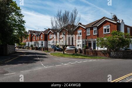 Eastbourne Houses. Eine Reihe von traditionellen englischen Häusern an einem sonnigen Tag in der Altstadt von Eastbourne, East Sussex. Stockfoto