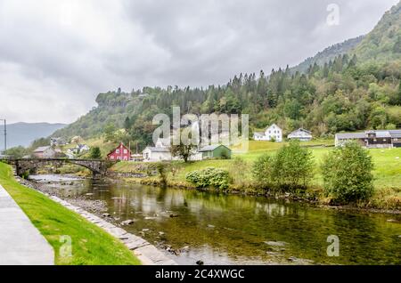 Sall Fluss und Brücke in bewölkten Tag in Norwegen Stockfoto