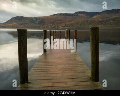 Die Landestelle an der Brandelhow Bay auf Derwent Water mit Castlerigg fiel im Lake District National Park, Cumbria, England. Stockfoto