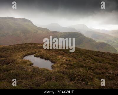 Blick über Newlands Valley von Cat Bells mit den Fells of Hindsarth und Robinson im Lake District National Park, Cumbria, England. Stockfoto