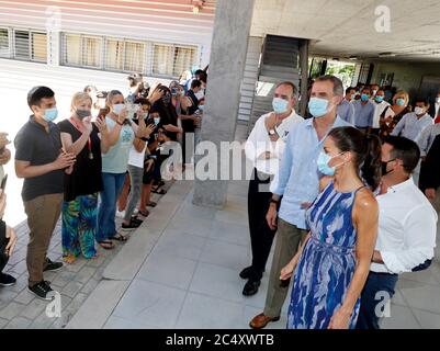 Sevilla, Spanien. Juni 2020. Königin Letizia von Spanien und König Felipe von Spanien besuchen am 29. Juni 2020 in Sevillla, Spanien, das Viertel Tres Mil Viviendas. Die Könige machen eine Tour durch verschiedene autonome Gemeinschaften, die wirtschaftliche, soziale und kulturelle Aktivitäten nach dem Ausbruch des Coronavirus unterstützen. Quelle: Jorge Rey/Media Punch/Alamy Live News Stockfoto