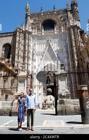 Sevilla, Spanien. Juni 2020. Königin Letizia von Spanien und König Felipe von Spanien Touren am 29. Juni 2020 in Sevillla, Spanien. Die Könige machen eine Tour durch verschiedene autonome Gemeinschaften, die wirtschaftliche, soziale und kulturelle Aktivitäten nach dem Ausbruch des Coronavirus unterstützen. Quelle: Jorge Rey/Media Punch/Alamy Live News Stockfoto