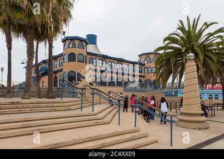 Santa Monica, California, USA - 12. Juni 2015: Blick auf das große Gebäude, Restaurant an der Moss Avenue. Stockfoto