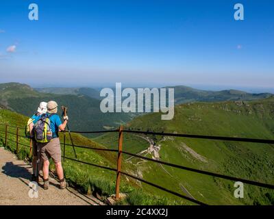 Hickers in Cantal Mounts, Regionaler Naturpark Vulkane der Auvergne, Cantal, Frankreich, Europa Stockfoto